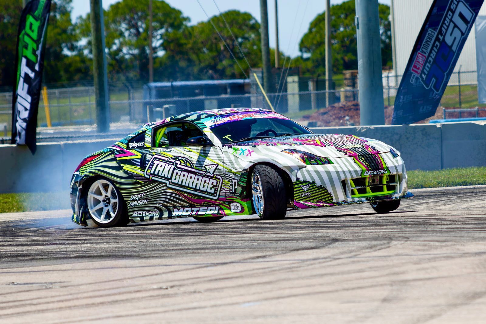 Taxi Garage pro drift car sliding with tyre smoke